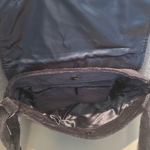 Chanel Precision Fuzzy Messenger Bag Charcoal Gray CC Logo Terry Cloth New GWP - Picture 4 of 10